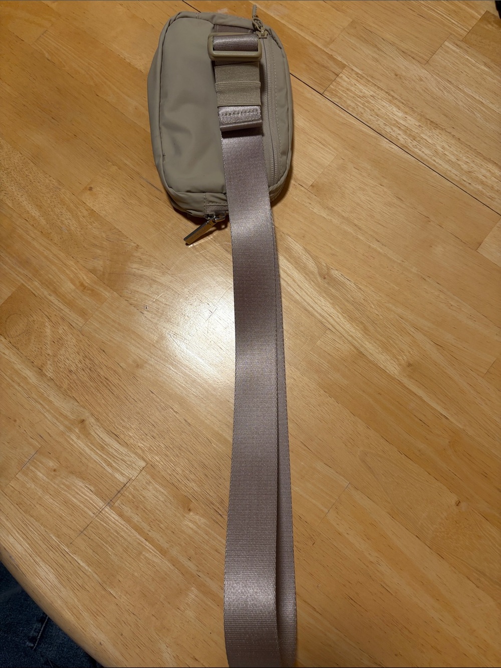 EU.C Unisex Lululemon Everywhere Bag 1L Downtown Tan/Silver - Picture 7 of 7